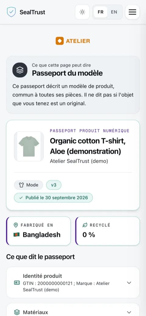 Capture sur téléphone du passeport public d'un tee-shirt en coton bio, coloris Aloe, de la marque de démonstration Atelier SealTrust : verdict « Passeport du modèle », photo, fabriqué au Bangladesh, 0 % de fibres recyclées.